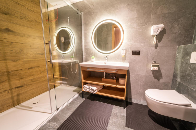 Bathroom 5, Mazurski Raj Hotel Marina & Spa, Pisz
