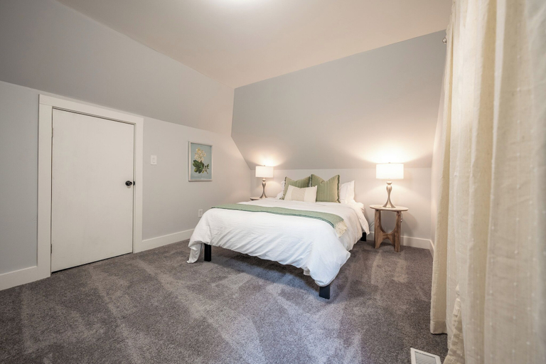 Room 3, Spacious 5-Bedroom Blue Bungalow, Marion