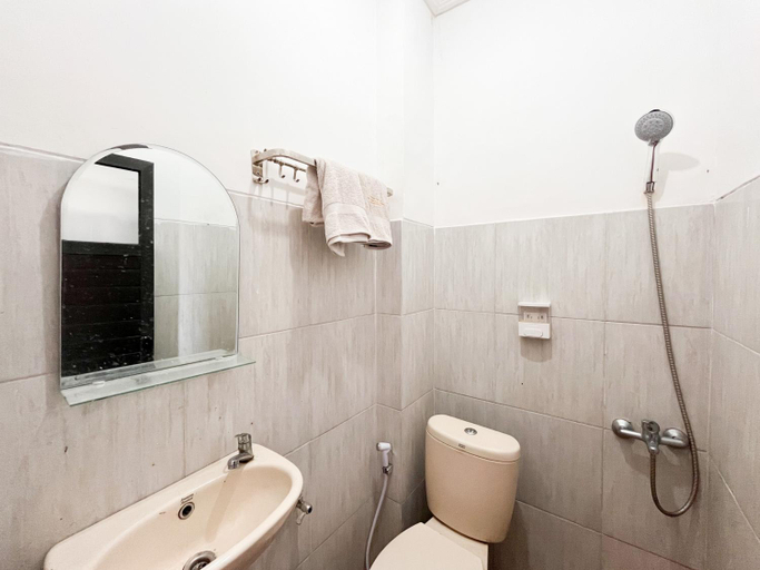 Bathroom 4, Capital O 92228 Cozy Bromo Homestay, Malang