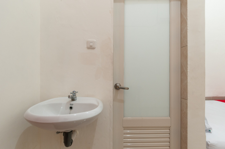 Bathroom 4, RedDoorz near UISU teladan Medan, Medan