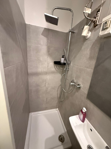 Bathroom 2, Modern 2BR Apt Steps from Westbahnhof, Wien