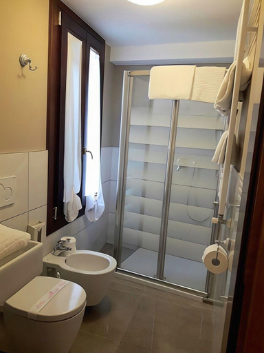 Bathroom 4, Hotel Tintoretto, Venezia