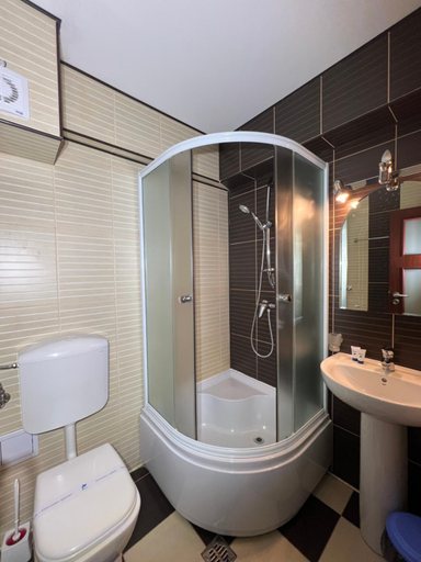 Bathroom 3, Hanul Vanatoresc, Capatanenii Pamanteni