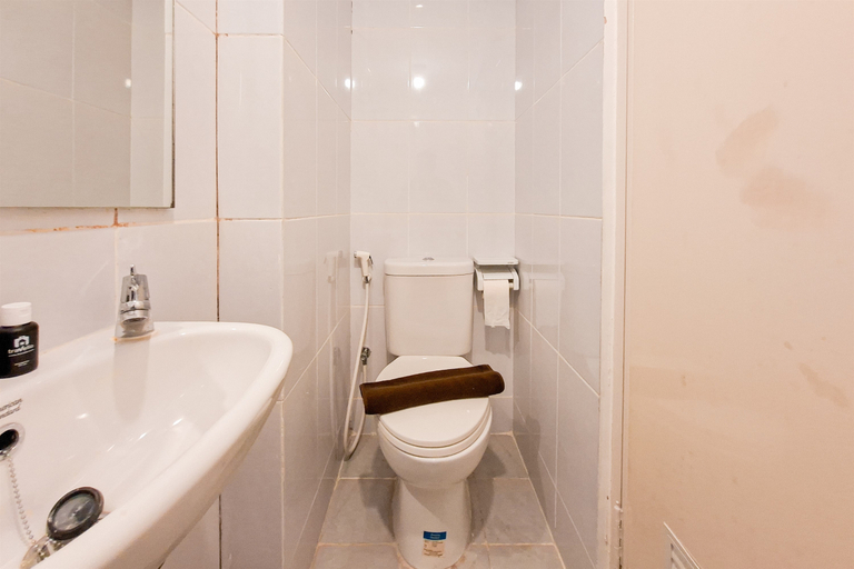 Bathroom 5, Small Minimalist Studio Apartment at Tokyo Riverside PIK 2 By Travelio, Tangerang