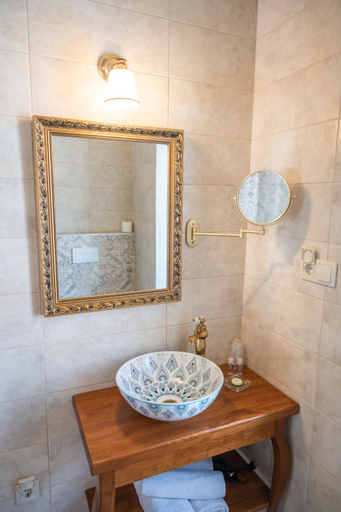 Bathroom 3, Boutique Hotel LuDo, Makó