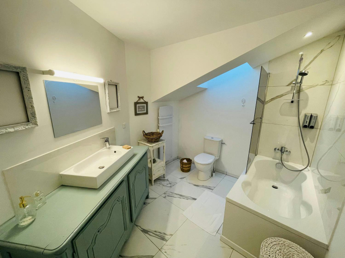 Bathroom, Magnifique Maison d'artiste | La Maison Aerts, Marne