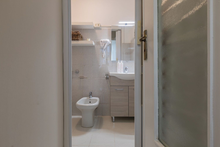 Bathroom 2, La Casa della Fontanella by Wonderful Italy, Torino
