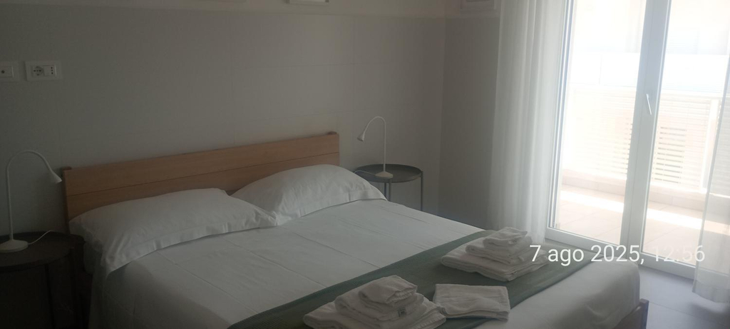 Others 2, Yellow flowers Comfy Homes with Lift & Parking Garage, Bari