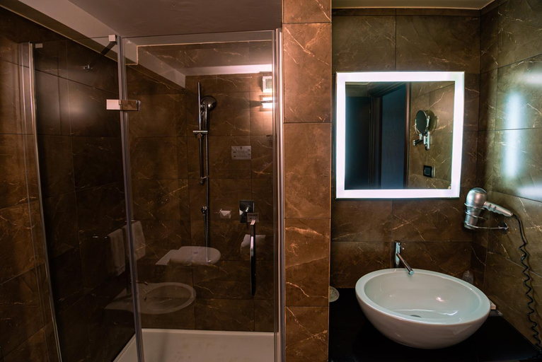 Bathroom 5, Hotel I Somaschi, Cuneo