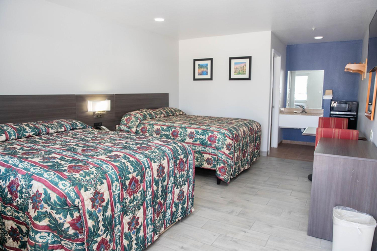 Bedroom 4, Nogalitos Motel, Bexar