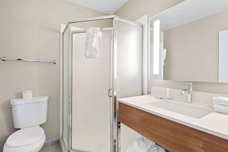 Bathroom 4, Clarion Pointe Ridgecrest near China Lake Naval St, Kern