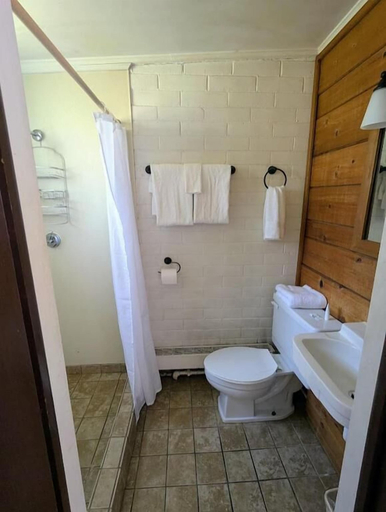 Bathroom 4, Cool City Motel, Manitowoc