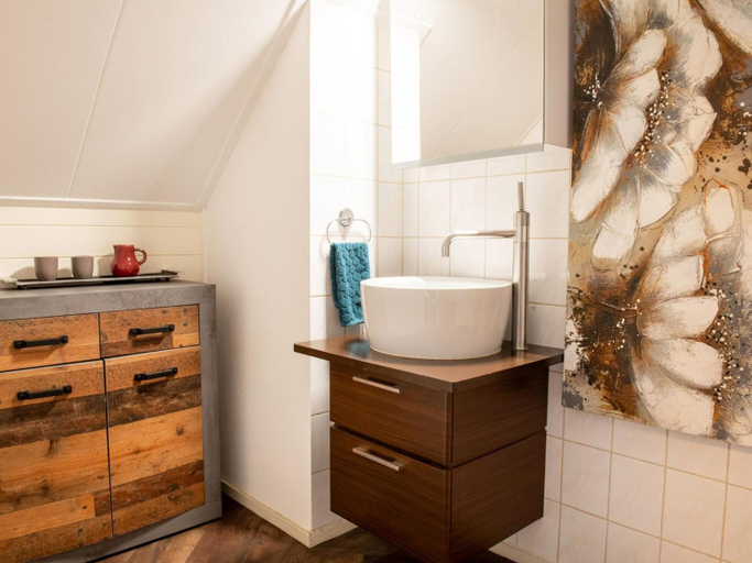 Bathroom 2, Farm Stay Near Bronkhorst, Steenderen
