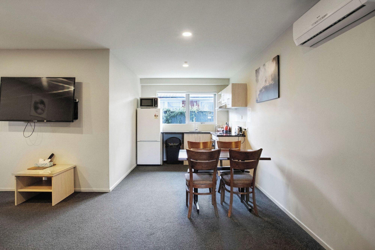 Others 5, Ellerslie Palms, Waitakere
