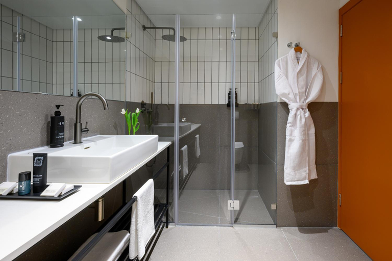 Bathroom 4, Prima Link