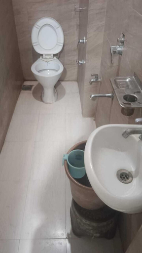 Bathroom, Hotel Kuber, Rajkot