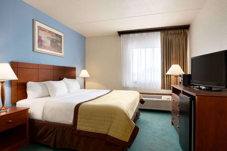 Bedroom 3, Ramada By Wyndham Fargo, Cass