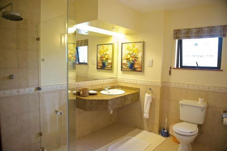 Bathroom, The Great Rift Valley Lodge & Golf Resort, Gilgil