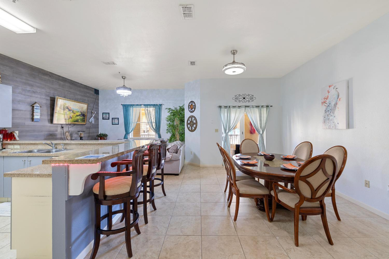 Food & Drinks, cozy & spacious condo 10min walk to beach, Cameron