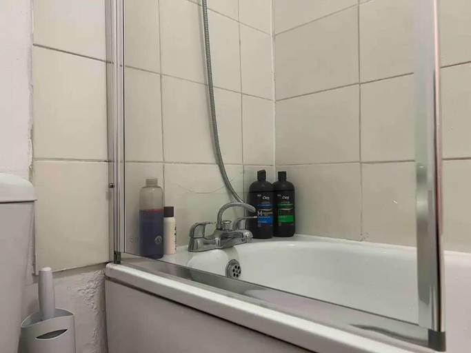 Bathroom 2, Private Rooms for 7 People With Bathroom, London