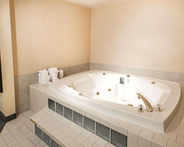Bathroom 4, Quality Inn and Conference Center Greeley Downtown, Weld