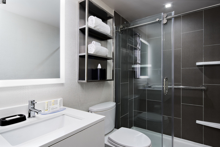 Bathroom 3, TownePlace Suites by Marriott New York Manhattan, New York