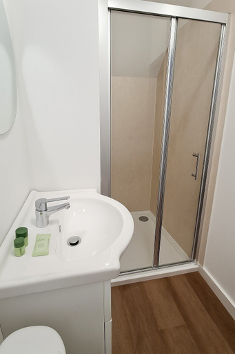 Bathroom 5, City Stays Norwich, Norfolk