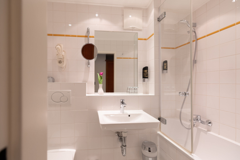 Bathroom 4, Garner Hotel VIENNA - PRINZ EUGEN by IHG, Wien