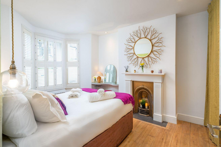 Bedroom 2, Stylish flat with private yard in Shepherd Bush, London