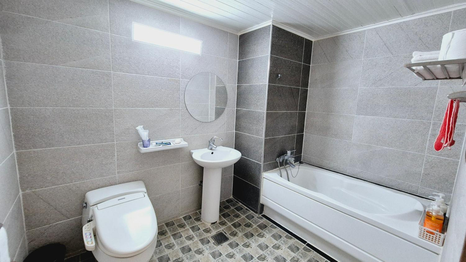 Bathroom 4, Kyungha Spa Hotel, Yuseong