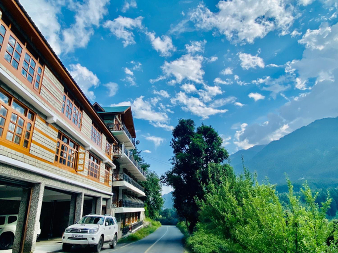 Exterior & Views