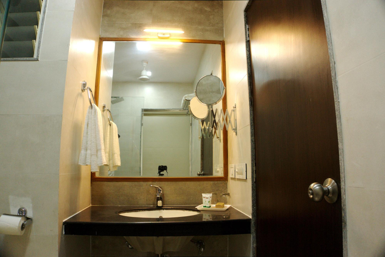 Bathroom 4, Raas Mahal, Jaipur