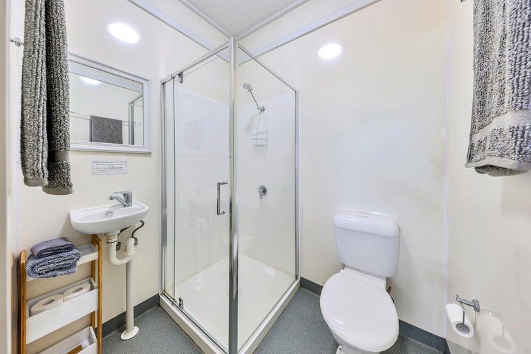 Bathroom 4, Skippers at Dundee, Cox-Finniss