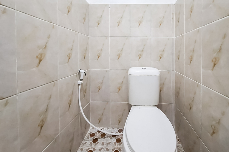 Bathroom 3, RedDoorz @ Jalan Ahmad Yani Karawang, Karawang