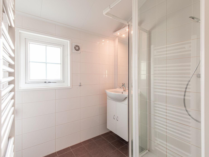 Bathroom 5, Chalet with covered terrace in the Leukermeer, Bergen