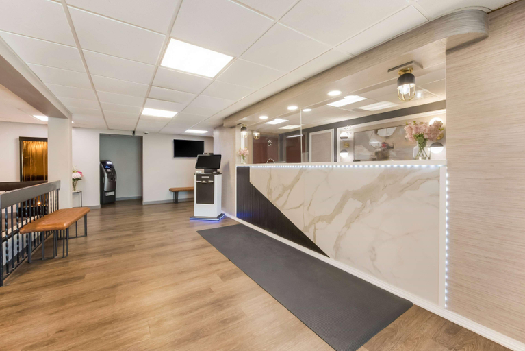 Public Area 2, Baymont by Wyndham Westampton, Burlington