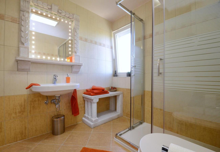 Bathroom 3, Cozy Holiday Home in Rogovici with Swimming Pool, Kaštelir-Labinci
