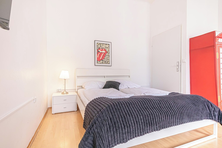 Room 2, Affordable 3BR Apartment Rathausplatz, Wien