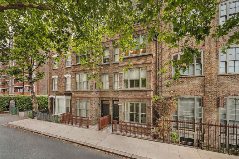 Front of property 2, Elegant 5bdrm Townhouse in Camden, London