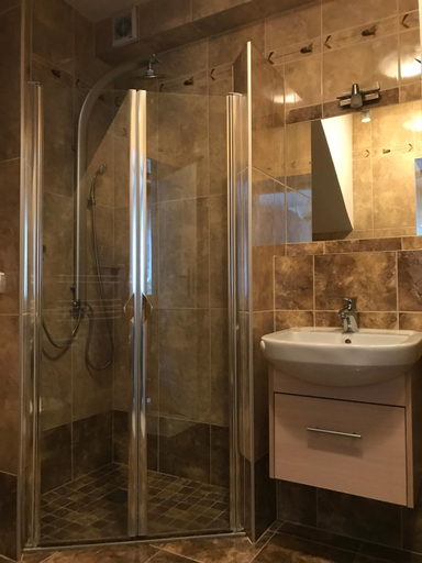 Bathroom 4, U Macieja z kortem tenisowym, Kłodzko