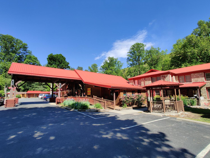 Exterior & Views, Smoky Falls Lodge, Haywood
