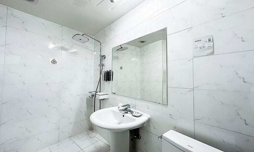 Bathroom 5, Gumi Time Hotel, Gumi