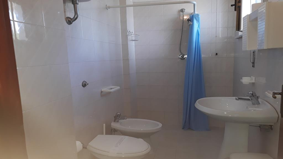 Bathroom 5, Pensione Nettuno, Salerno