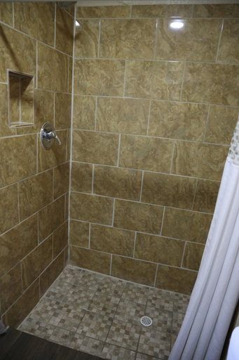 Bathroom 1, Budget Inn, Otero
