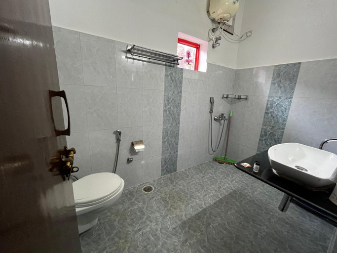 Bathroom 3, Hotel Bagora Heights, Kangra