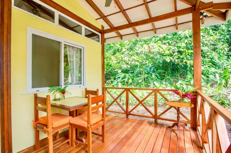 4, Peace Garden Spacious Bungalows- a walk to the beach, Talamanca