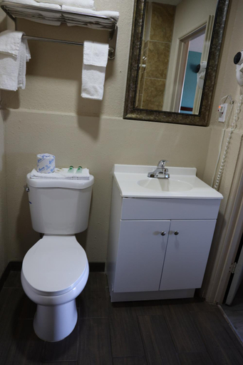 Bathroom 3, Budget Inn, Otero