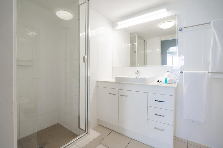 Bathroom 3, Cashelmara Beachfront Apartments, Gold Coast