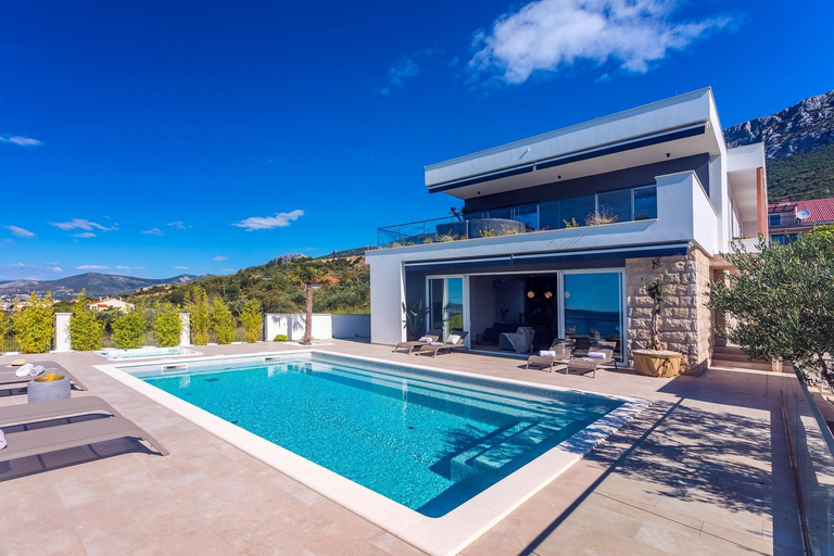 Sport & Beauty 2, Luxurius Villa Aria with heated 45sqm pool, jacuzzi and seaview, Kaštela