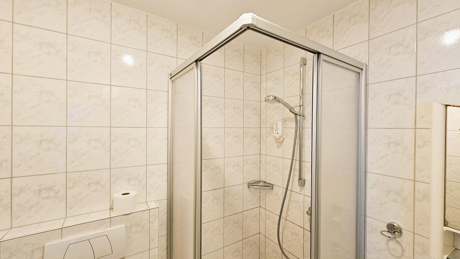 Bathroom 5, Hotel Dorfkrug Busum, Dithmarschen